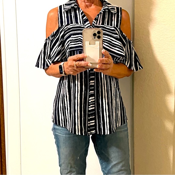 NY Collection Tops - Super SUPER cute cut-out top!